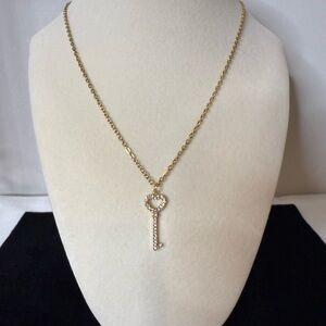 #029 Elegant Gold Tone Key Pendant Necklace